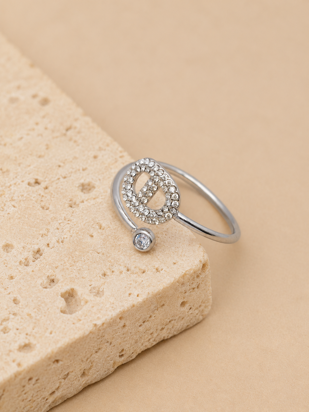 Bague Clémence argentée sur fond beige
