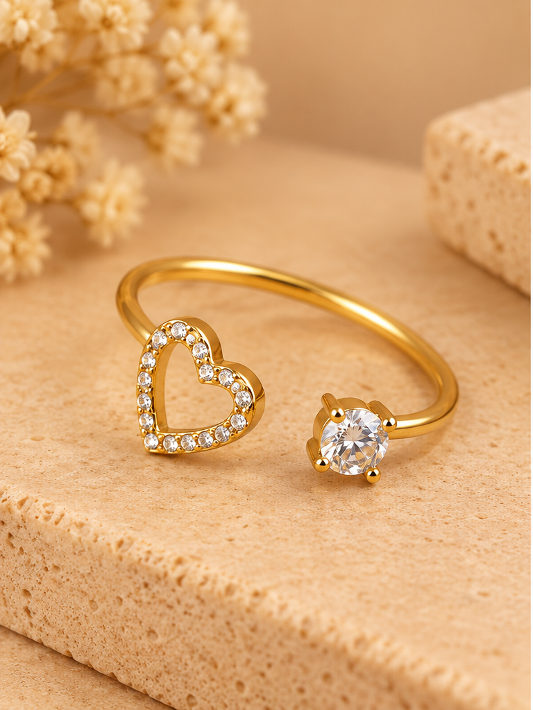 Bague Céliane dorée sur fond beige