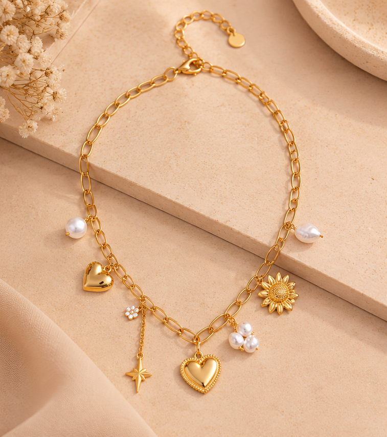 Collier Éloïse doré sur fond beige