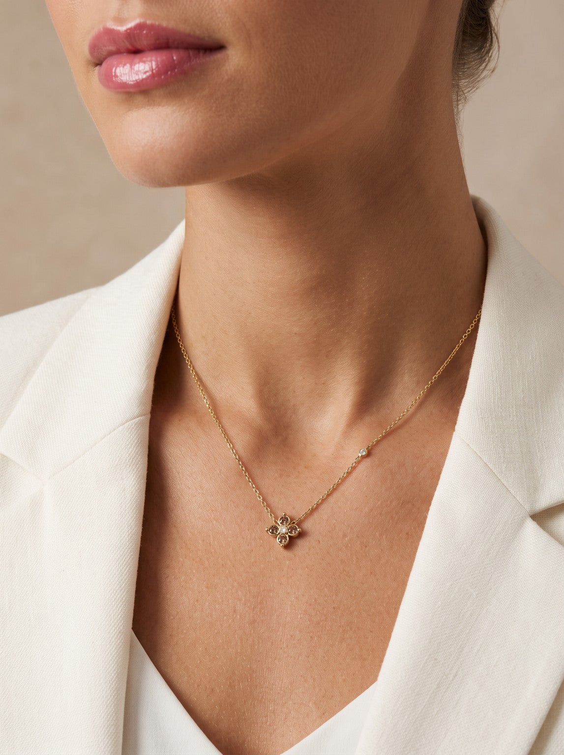 Collier Ophélie blanc porté