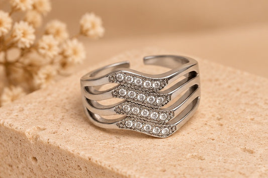 BAGUE LÉANE ARGENTÉE posée sur fond beige