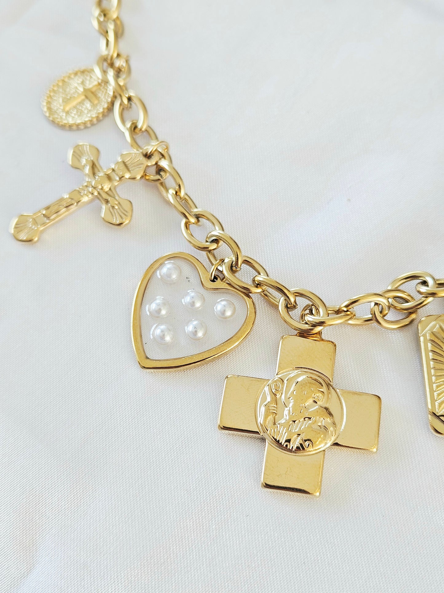 COLLIER LARA