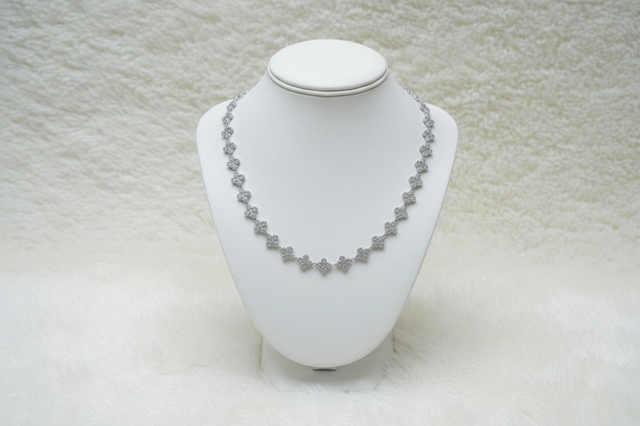 COLLIER MAYA