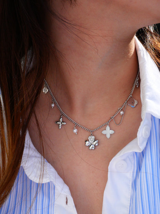COLLIER LIVIA