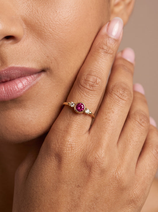 Bague Alizée fuchsia portée