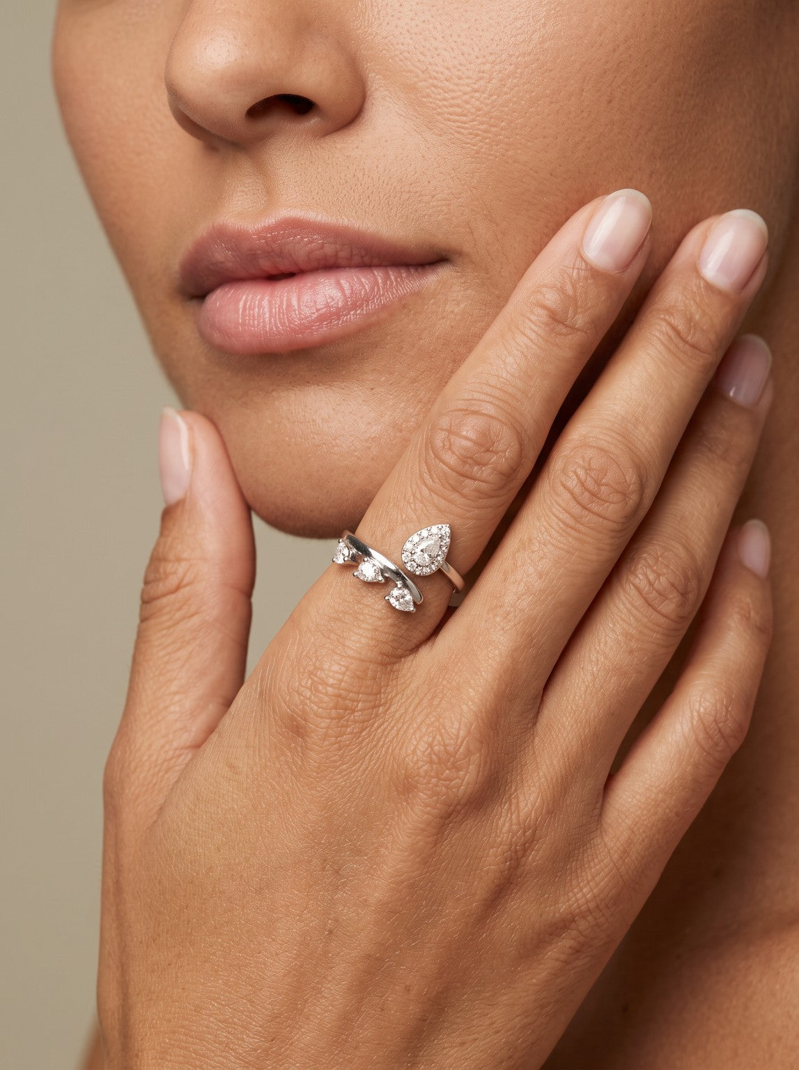 Bague Camélia argentée en acier inoxydable
