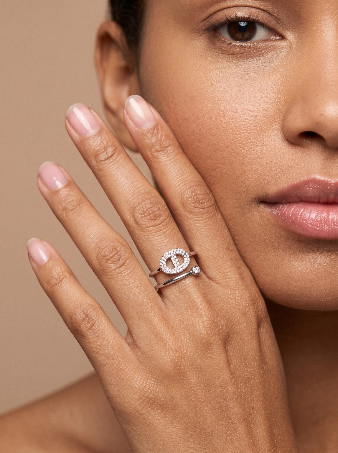 Bague Clémence argentée portée