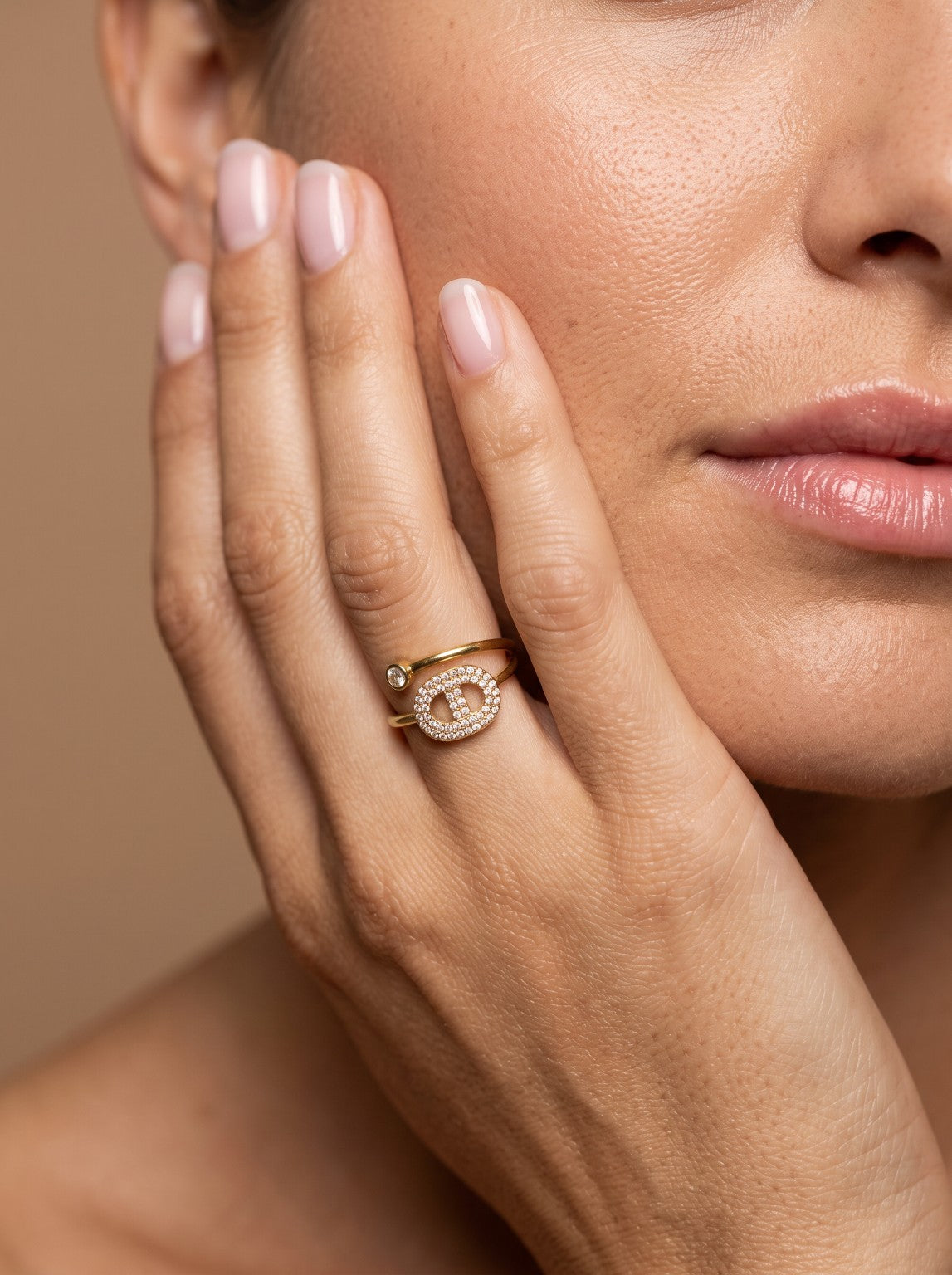 Bague Clémence dorée portée