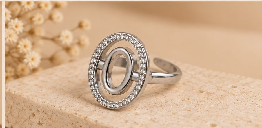 Bague Elina argentée posée sur fond beige