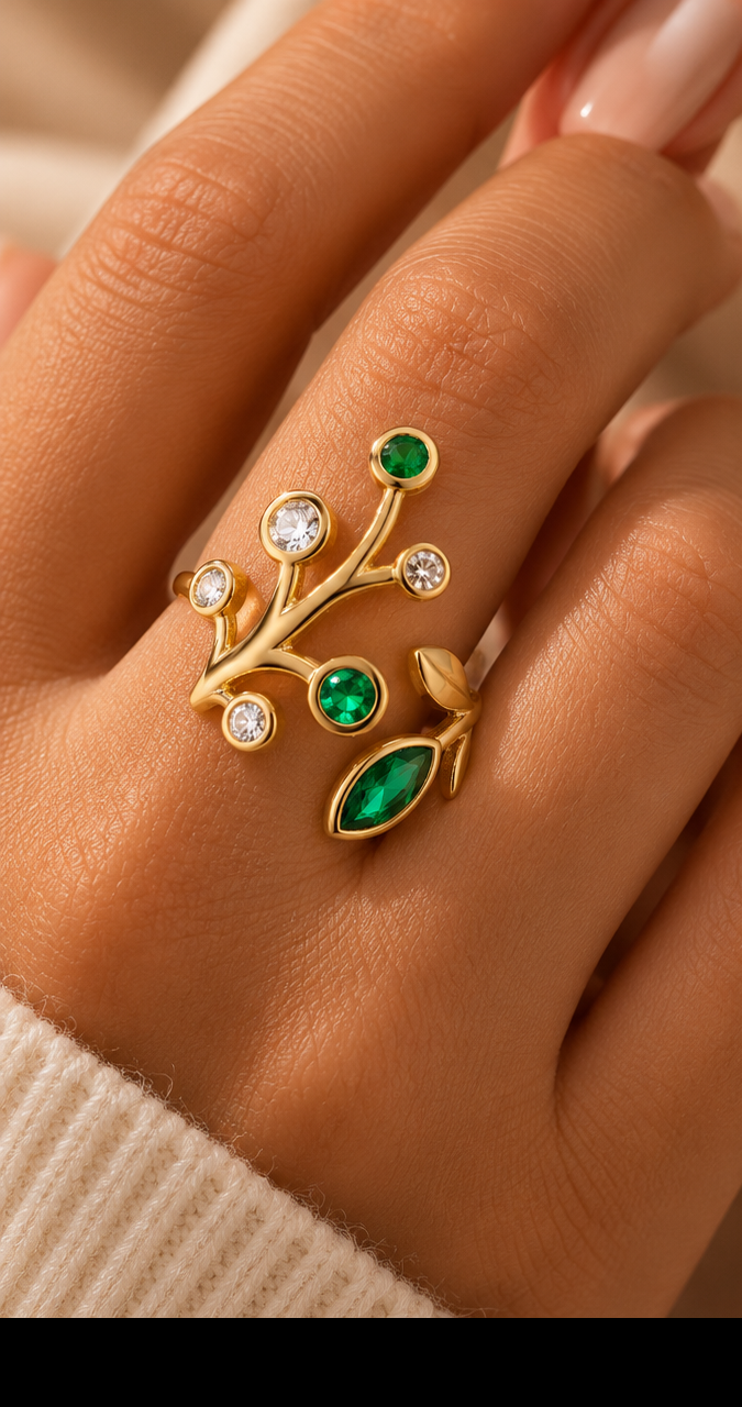 Bague Florine portée sur une main