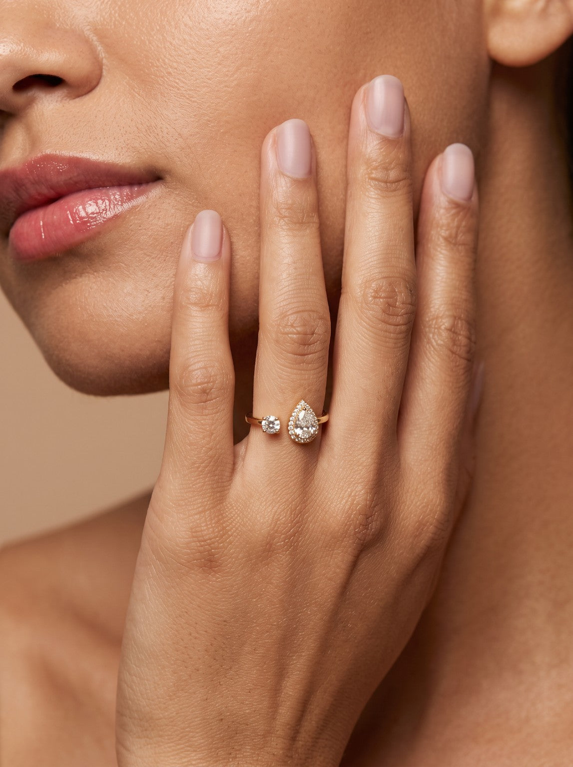 Bague Romane dorée Blanche portée