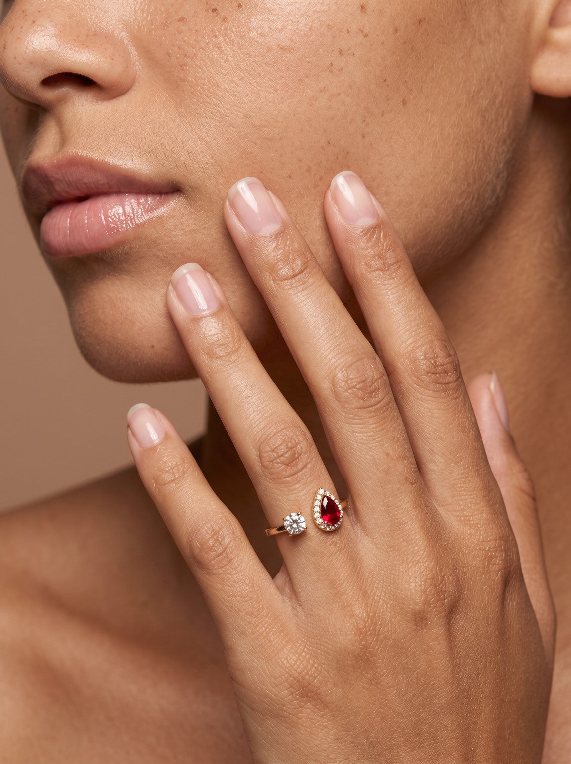 Bague Romane dorée Bordeaux portée