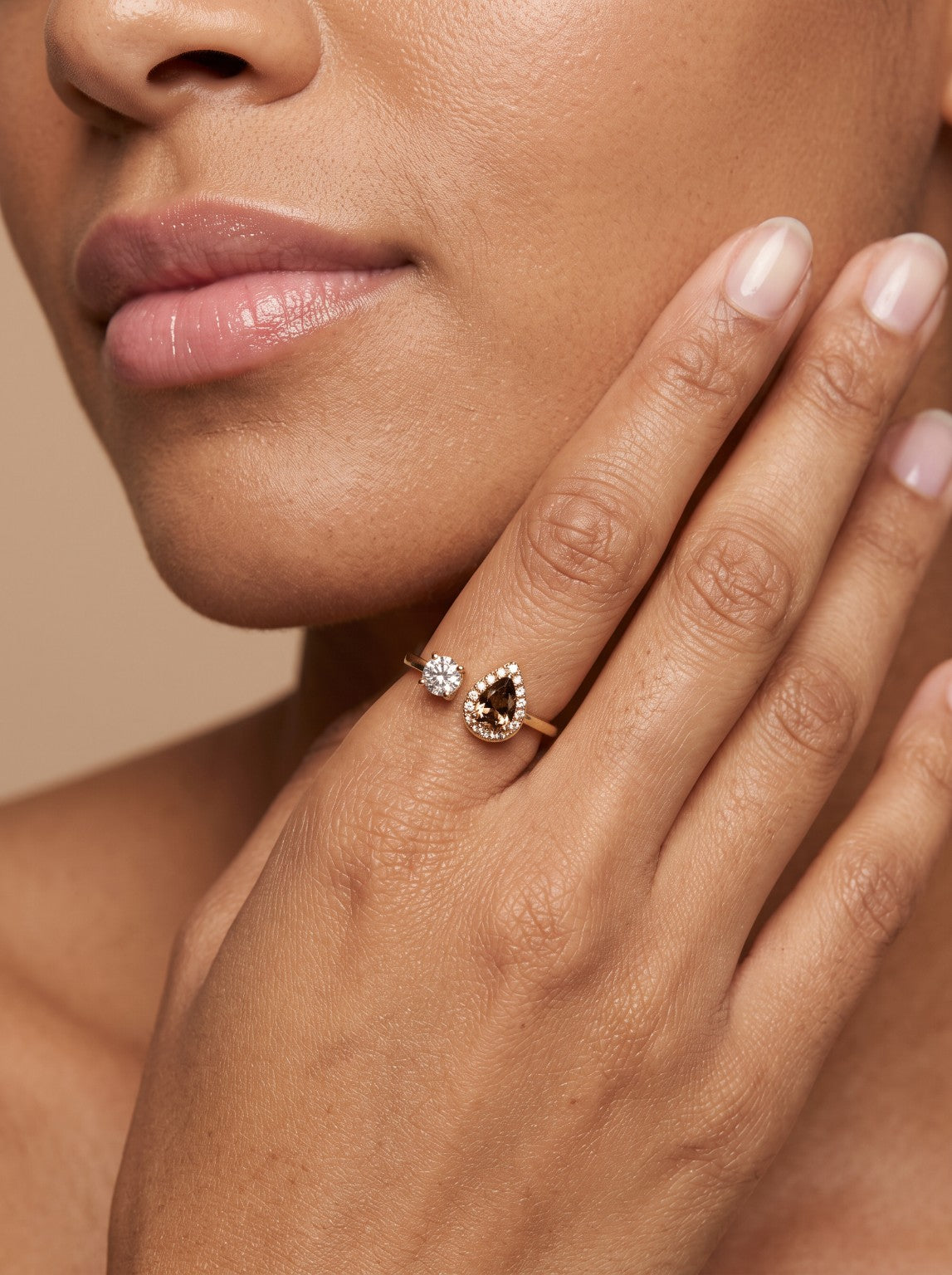 Bague Romane dorée Brun portée