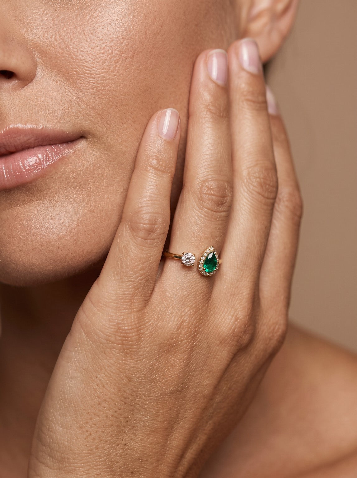 Bague Romane dorée Vert émeraude portée