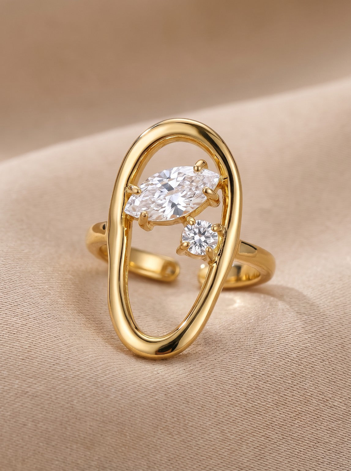 Bague Iséa dorée, photo du bijou seul