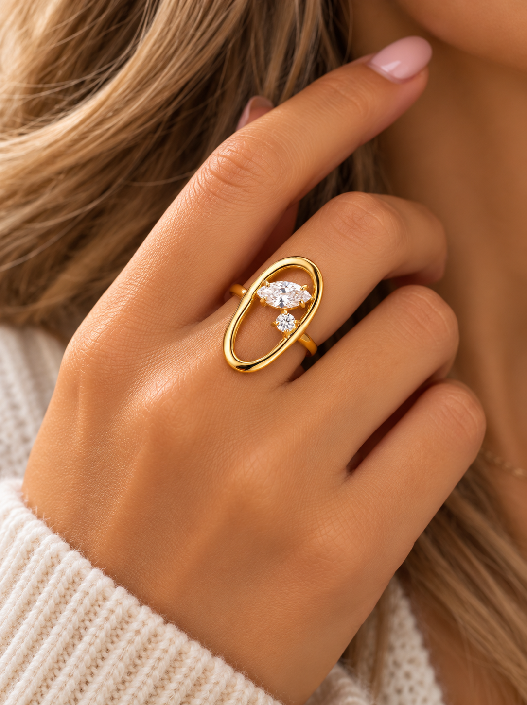 Bague Iséa portée sur une femme, vue rapprochée