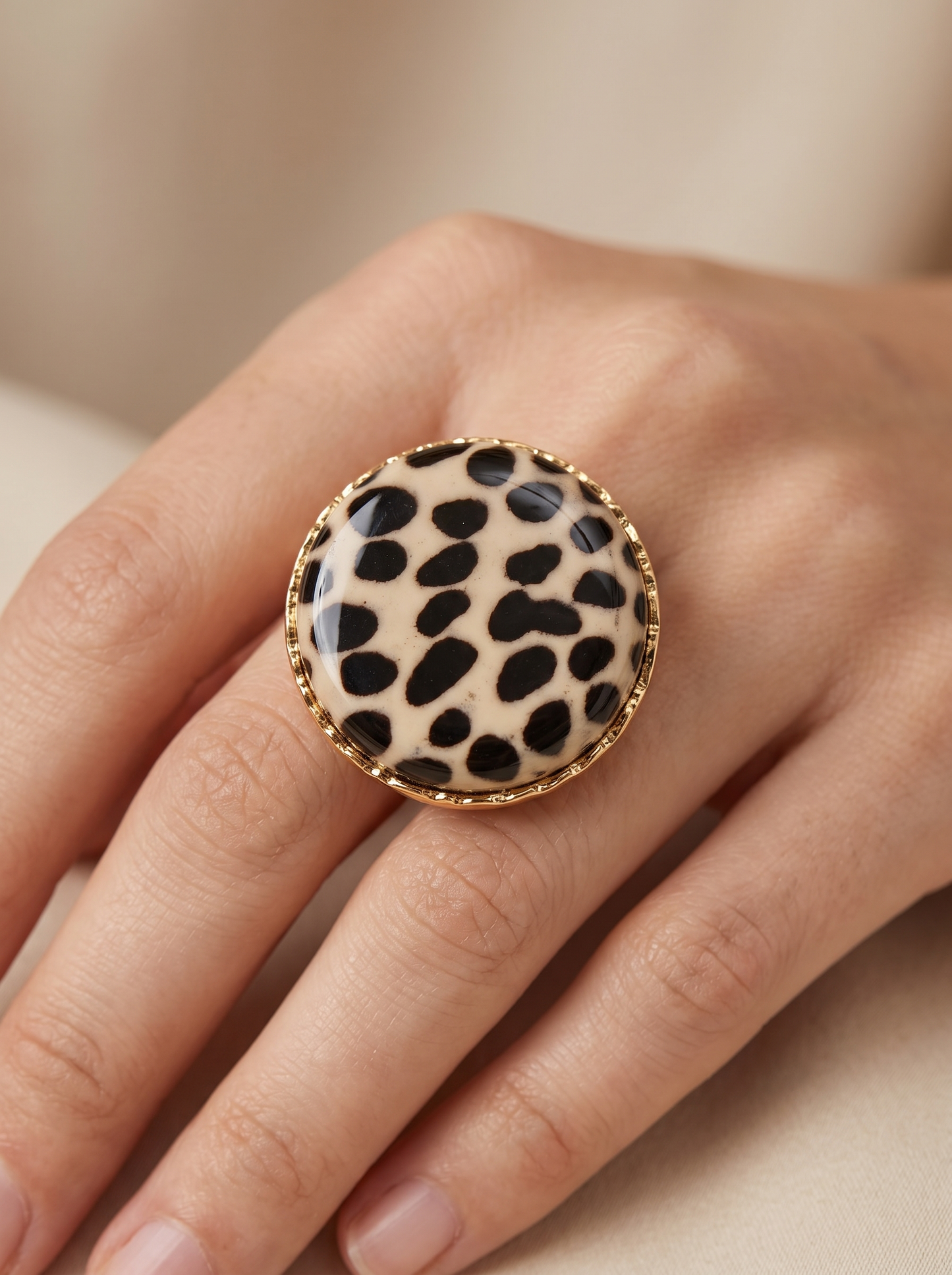 Bague Savana dorée motif léopard portée