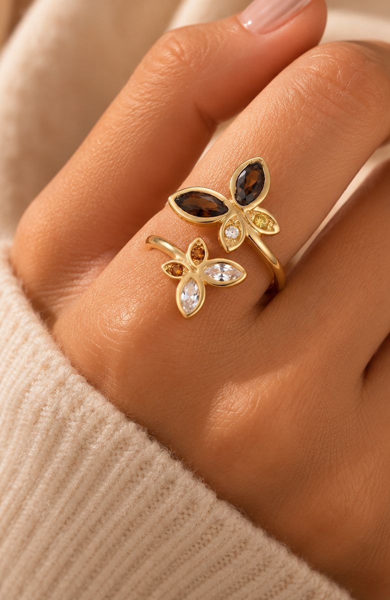 Bague Thaïs portée sur une main