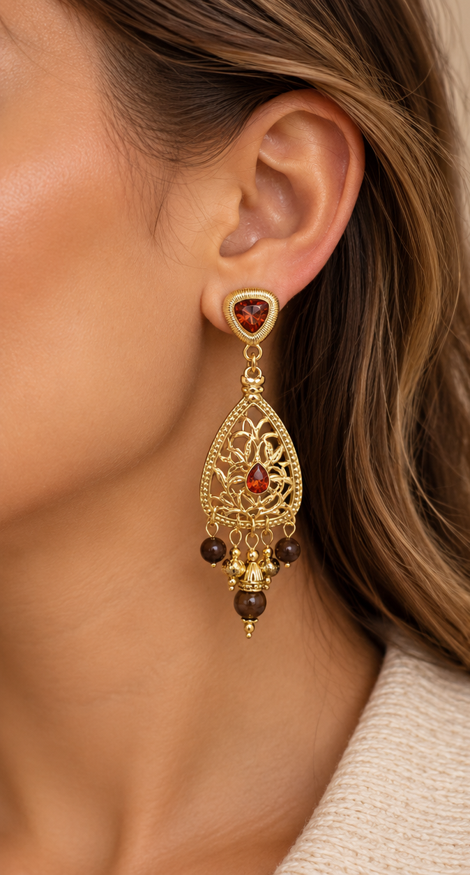 Boucle d’oreille Ambre dorée portée sur une femme