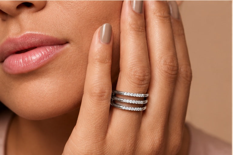 BAGUE CAMILLIA ARGENTÉE portée