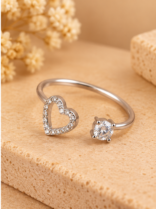 Bague Céliane argentée sur fond beige