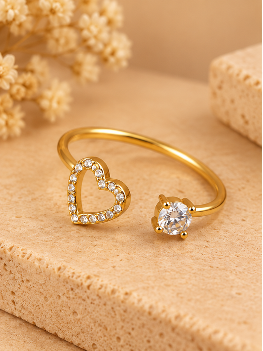 Bague Céliane dorée sur fond beige