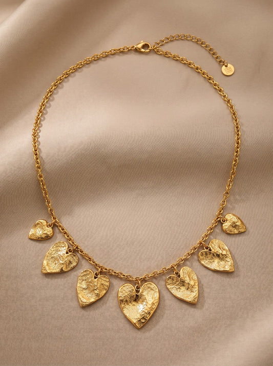 Collier Éloïse doré à sept cœurs texturés