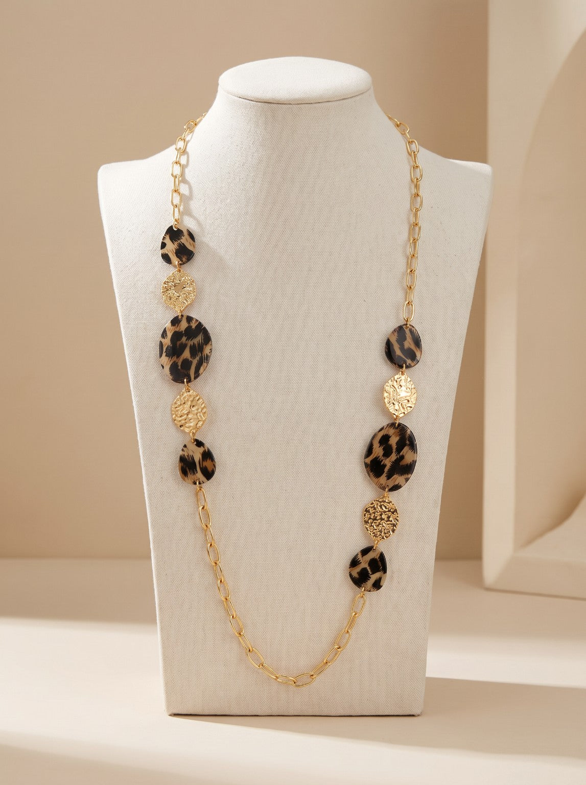 Collier Maïssa doré à motifs léopard sur présentoir