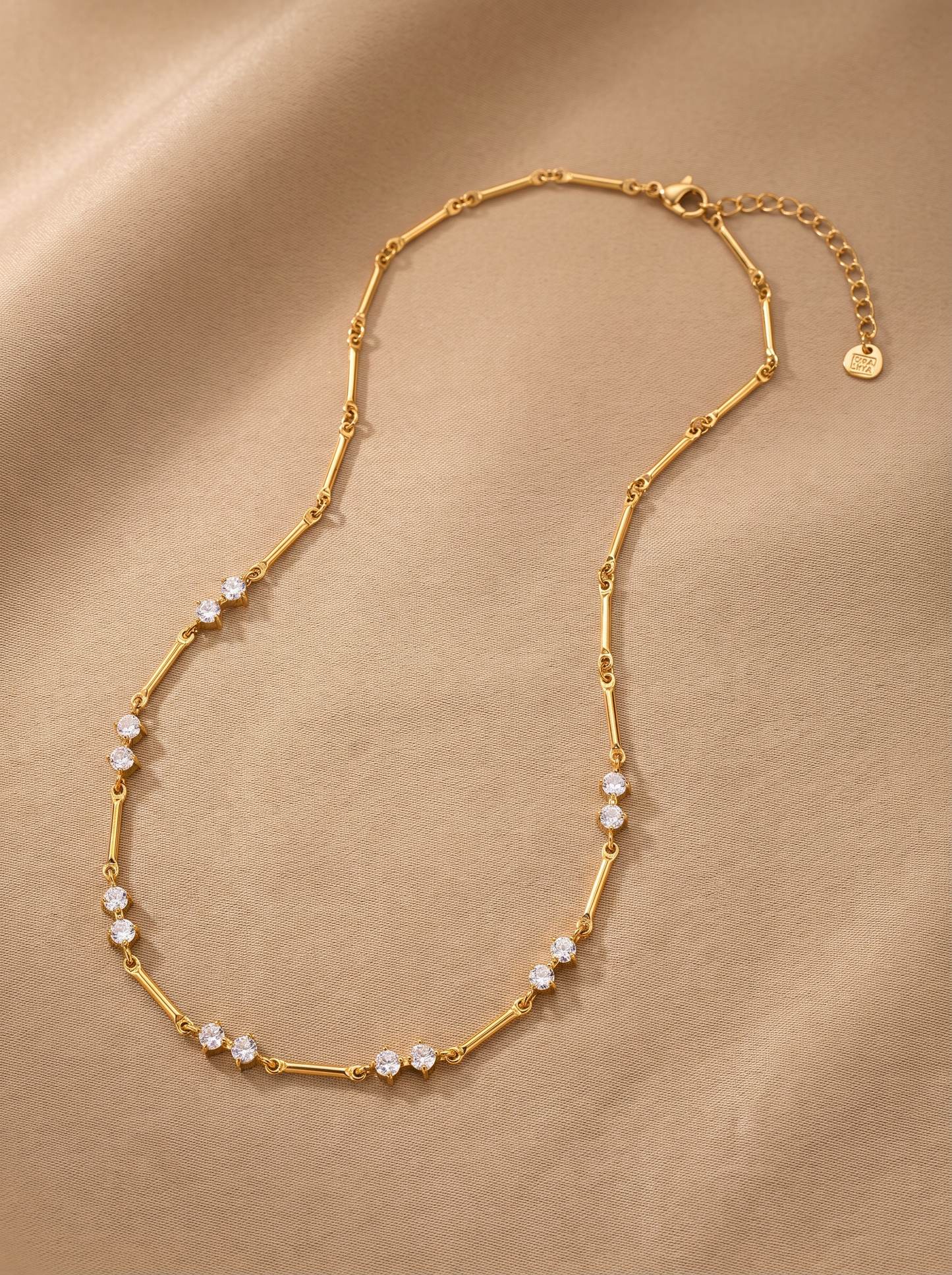 Collier Naélia doré seul sur fond beige