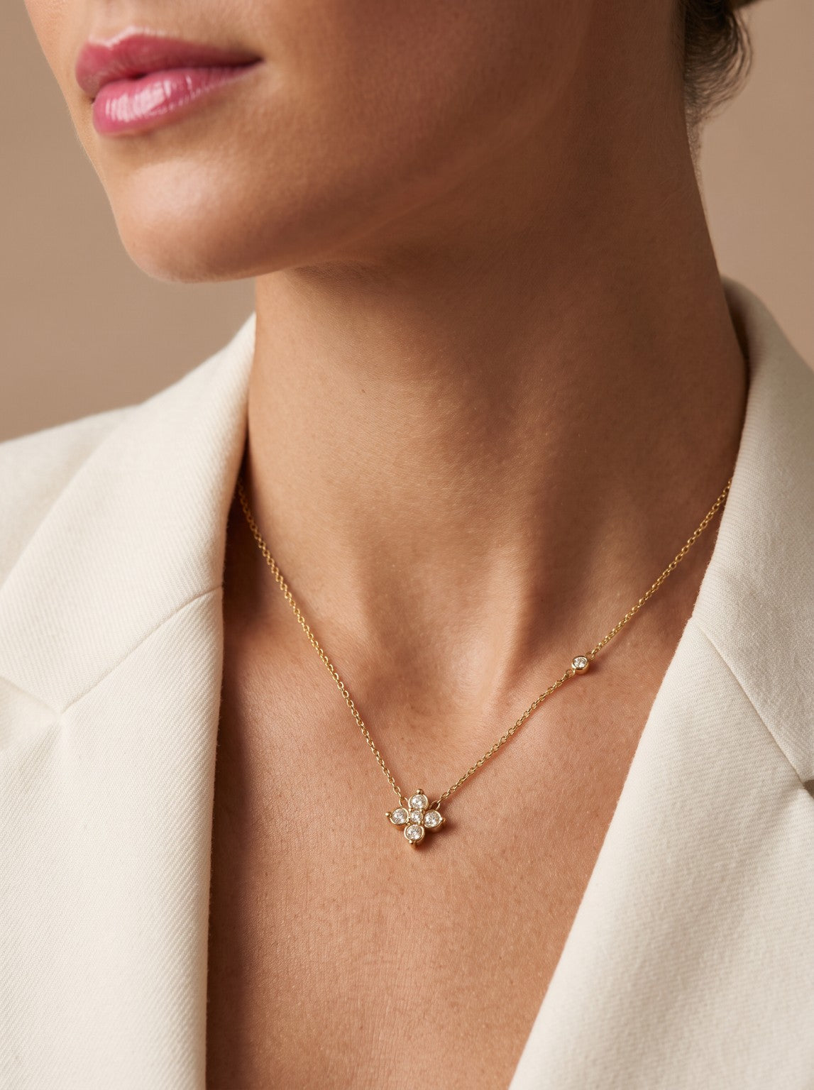 Collier Ophélie brun porté