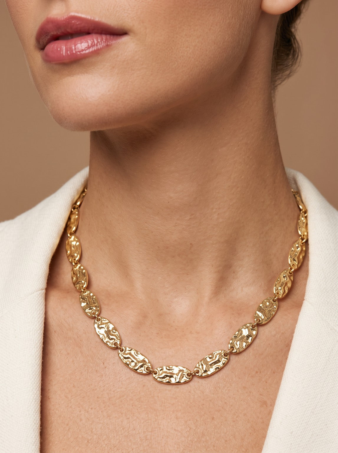 Collier Solène doré ajustable porté