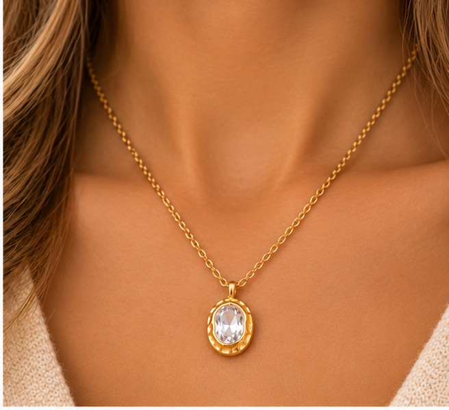 Éléna collier porté sur une femme
