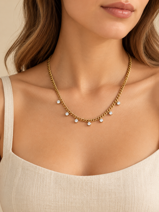 Collier Nelly blanc porté, photo principale avec davantage de recul