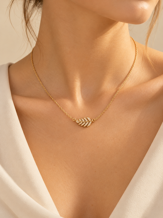 Collier Olivia doré avec feuille scintillante, porté