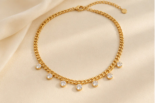 Collier Nelly blanc posé sur fond beige