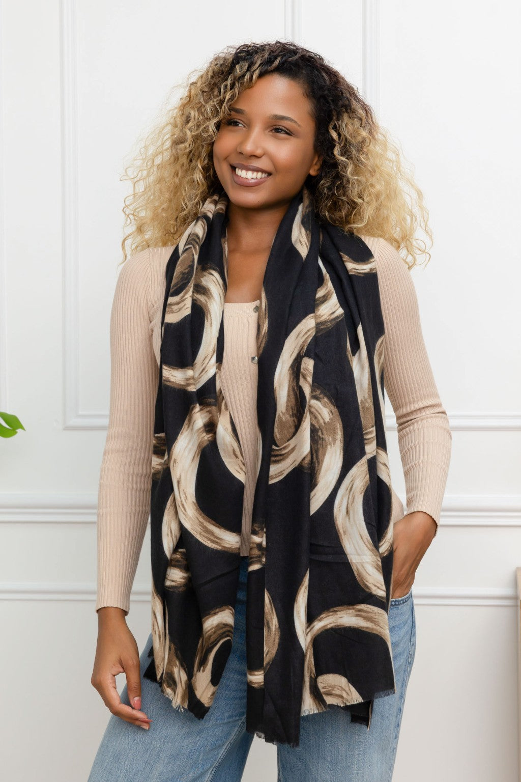 Foulard Nina – Fond noir et motifs abstraits beiges