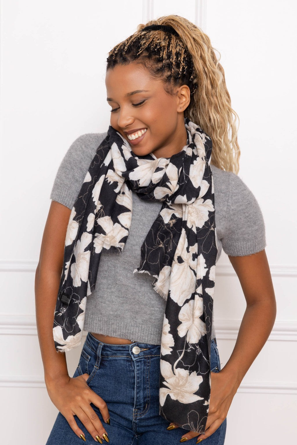 Foulard Élise – Fond noir et grandes fleurs écrues