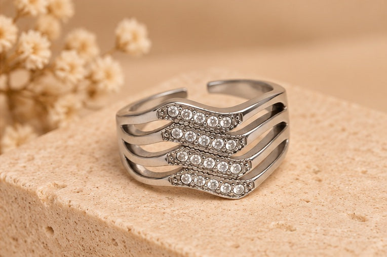 BAGUE LÉANE ARGENTÉE posée sur fond beige