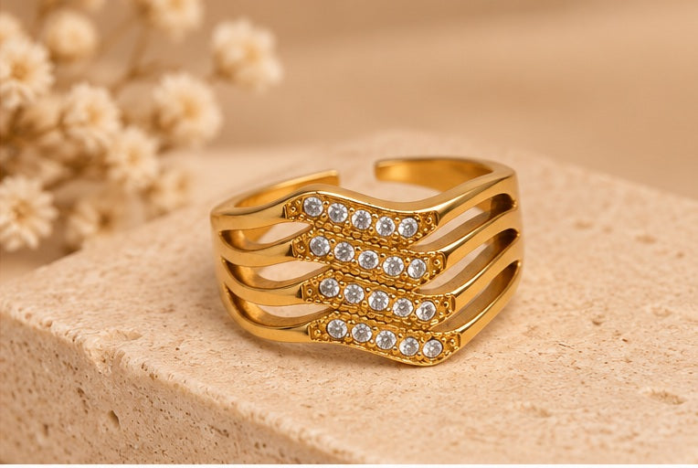 BAGUE LÉANE DORÉE posée sur fond beige